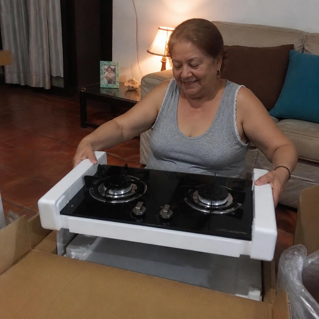 Clienta desempacando su estufa Casacol recién recibida en casa